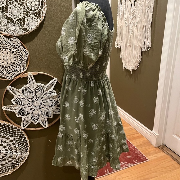 Heperus Green Floral Smocked Puff Sleeve Mini Dress – Size M - Picture 10 of 13